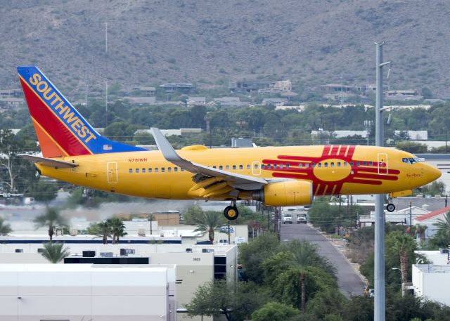 Boeing 737-700 (N781SW)