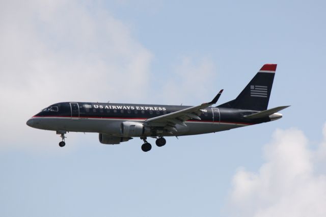 Embraer 170/175 (N817MD)