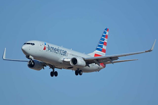 Boeing 737-800 (N354PT) - American Boeing 737-800 N354PT at Phoenix Sky Harbor on February 6, 2018.