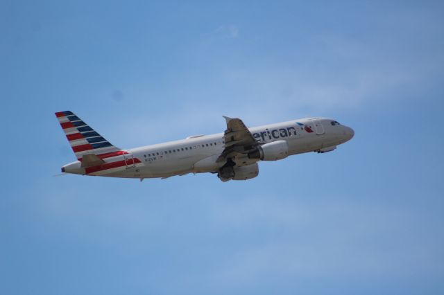 Airbus A320 (N121UW)