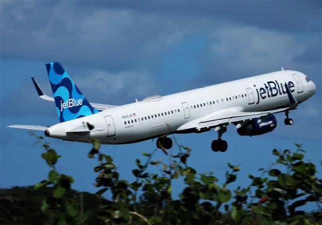 Airbus A321 (N942JB)