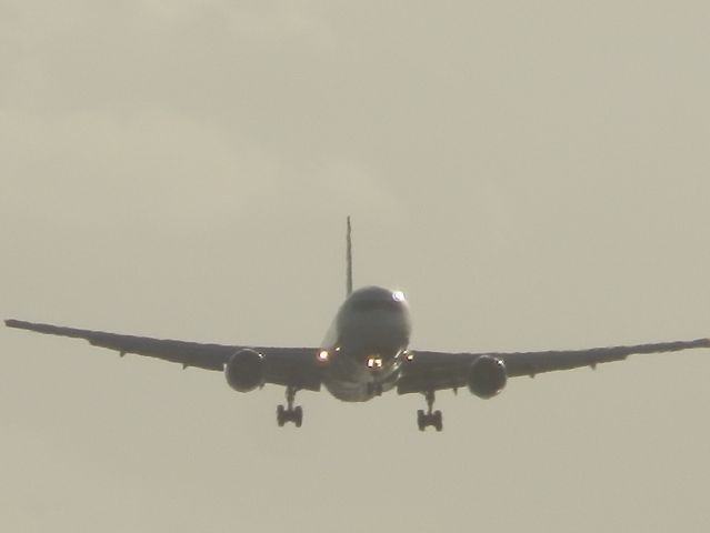 BOEING 767-200 (N739AX)