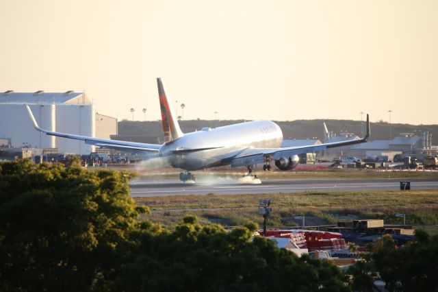 BOEING 767-300 (N191DN)