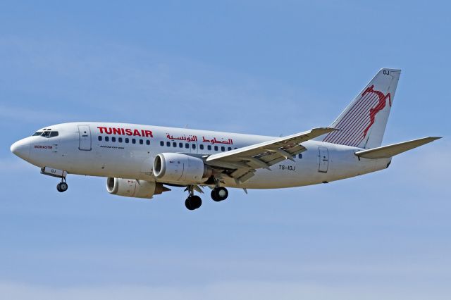 Boeing 737-500 (TS-IOJ)