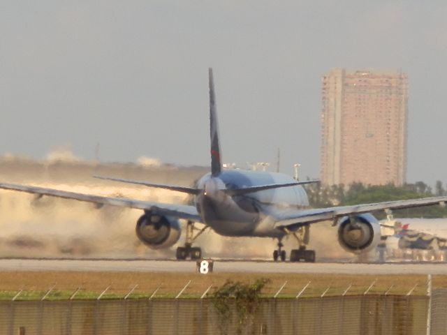 BOEING 777-200LR (N774LA)