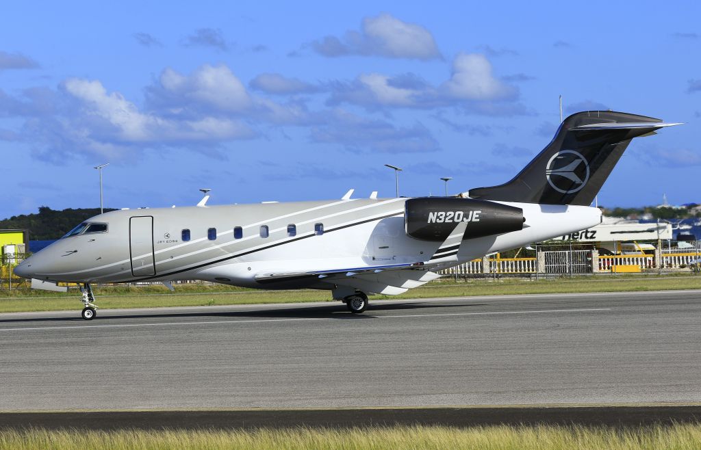 Bombardier Challenger 300 (N320JE)