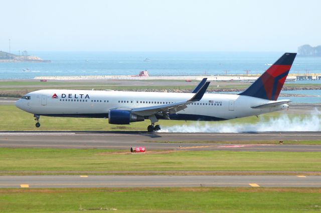 BOEING 767-300 (N1602) - DL 119 from Paris hitting the brakes hard on 4R