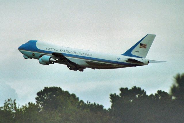 Boeing 747-200 (N29000) - George Bush leaves ORF