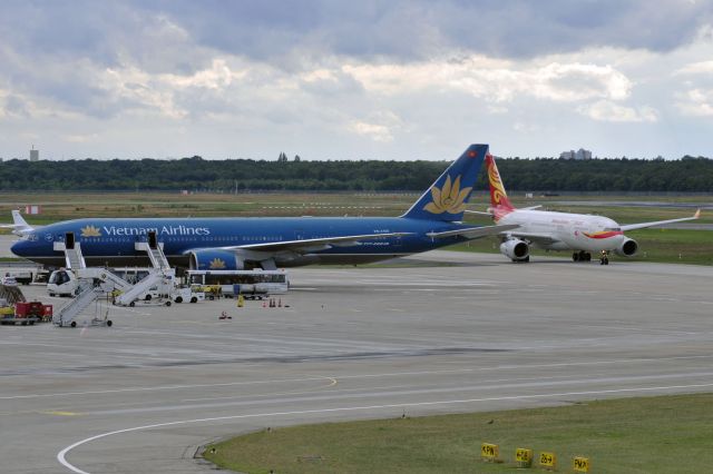 Boeing 777-200 (VN-A150) - Vietnam and Hainan A332 B-6133