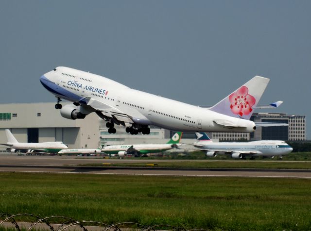 Boeing 747-400 (B-18202)