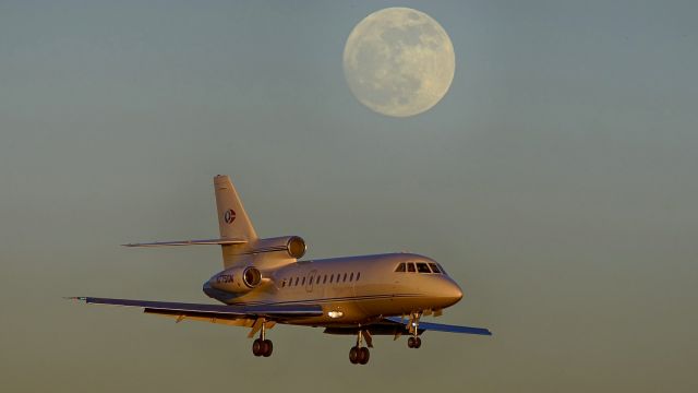 Dassault Falcon 900 (N775GM) - 22 approach at sunset below the rising moon on Winter Solstice.