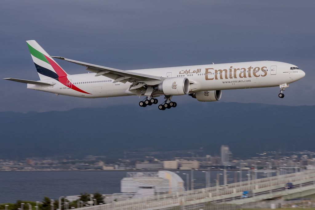 BOEING 777-300 (A6-EGD)