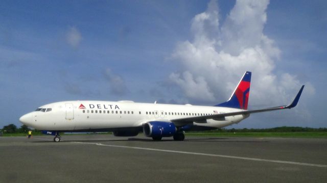 Boeing 737-800 (N3768)