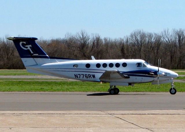 Beechcraft Super King Air 200 (N776RW) - At Downtown Shreveport. 2006 Raytheon B200