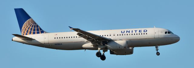 Airbus A320 (N430UA)