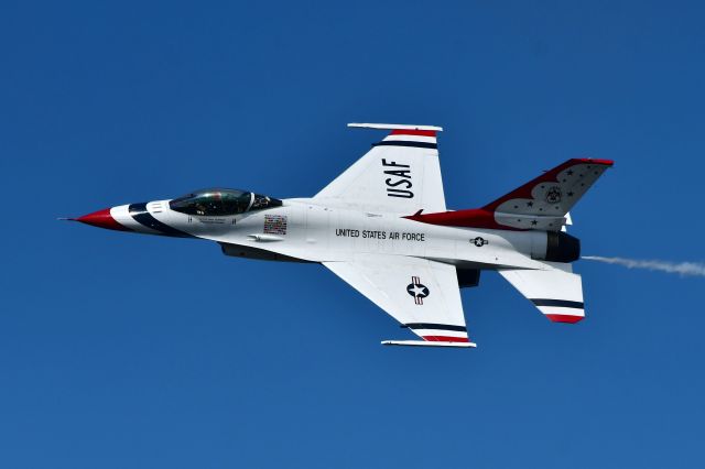 Lockheed F-16 Fighting Falcon — - Thunderbird 1 putting on a bit of a show on Aug 8 before landing at YXX prior to the Abbotsford Airshow.