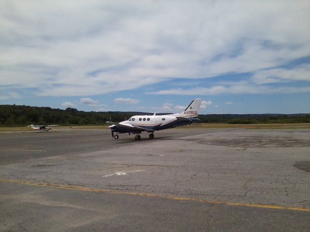 Beechcraft King Air 90 (N501GS) - N501GS in a new paint scheme. Arrived from Saratoga Springs, NY (5B2).