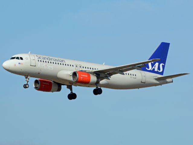 Airbus A320 (OY-KAR) - Kystvejen RWY22L