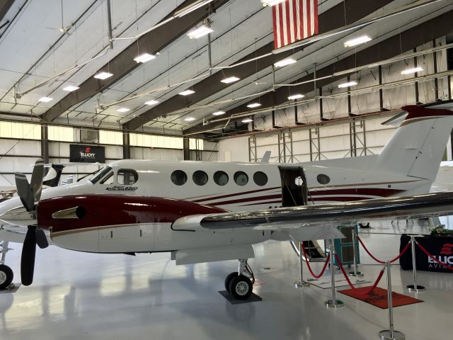 Beechcraft Super King Air 200 (N648DD) - Delivery of plane after new paint, interior, avionics, engines by Elliott Aviation