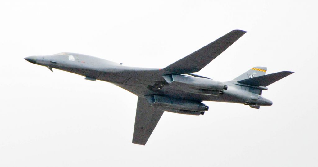 AIRFORCE — - B-1 doing touch and goes at Dyess AFB, Abilene, tx