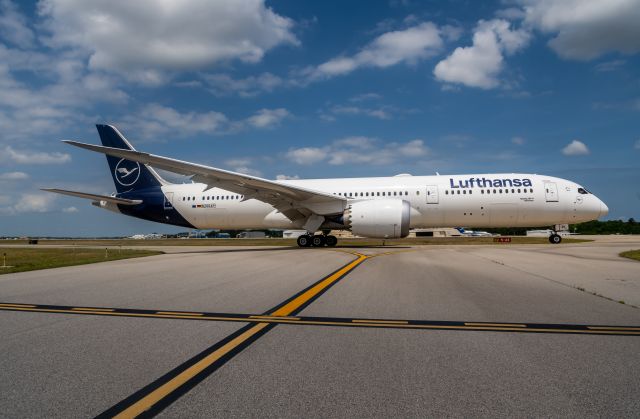 Boeing 787-9 Dreamliner (N2004P) - Boeing Test heading out to CHS for some touch and goes 