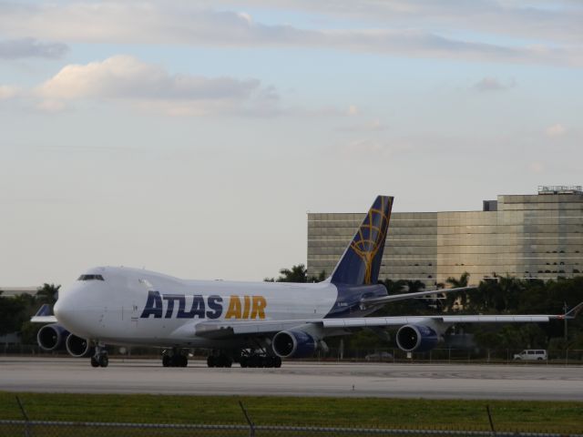 Boeing 747-400 (N415MC)