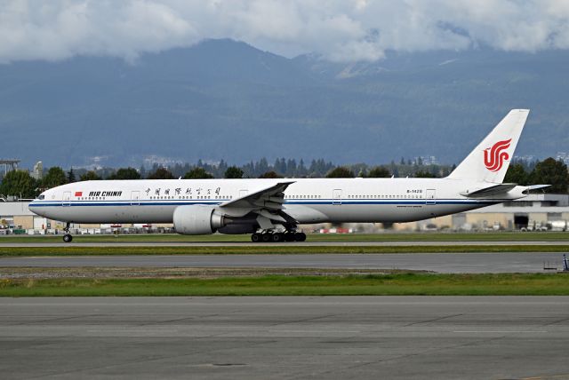 BOEING 777-300 (B-1428)
