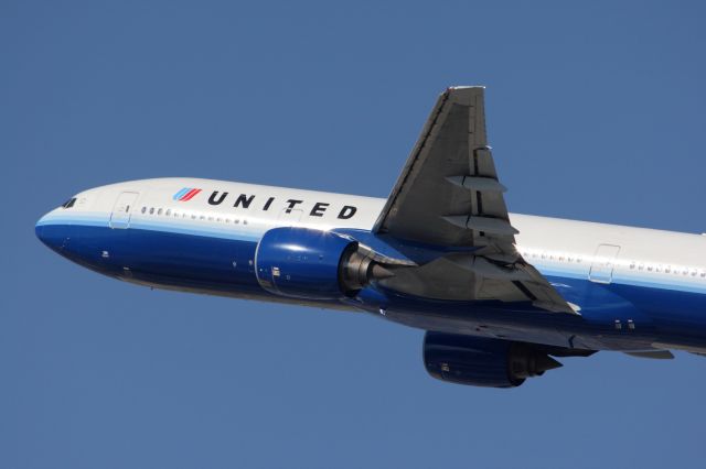 Boeing 777-200 —