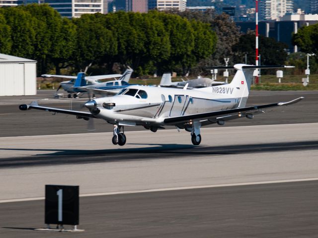 Pilatus PC-12 (N828VV) - N828VV arriving on RWY 21