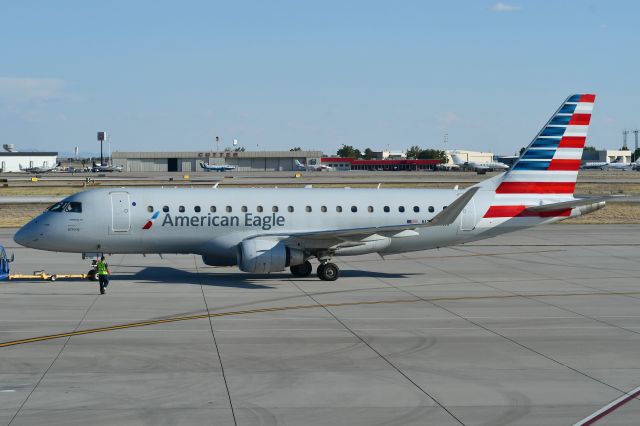 Embraer 175 (N246NN)