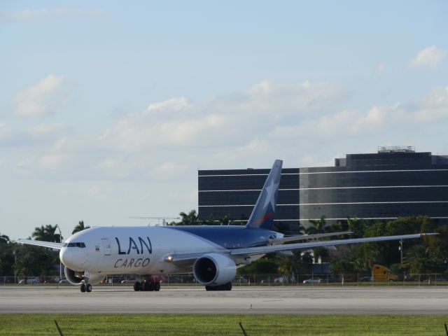 BOEING 777-200LR (N776LA)