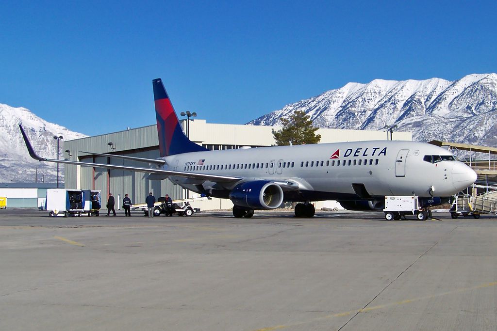 Boeing 737-800 (N3748Y)