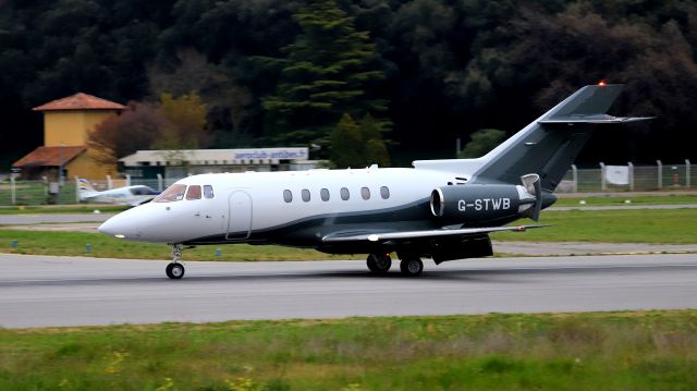 Hawker 800 (G-STWB) - Landing to runway "35"