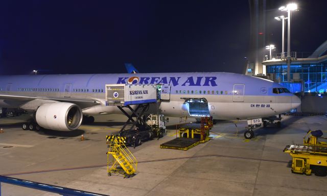 BOEING 777-300 (HL7573) - Korean Air Boeing 777-3B5 HL7573 in Seoul 