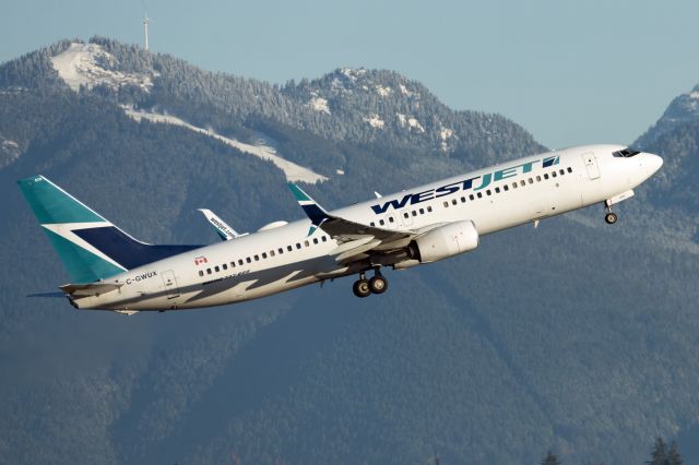 Boeing 737-800 (C-GWUX) - Grouse Mountain ski resort in the background