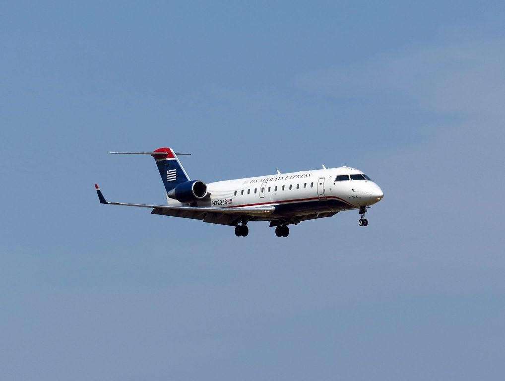 Canadair Regional Jet CRJ-200 (N223JS)