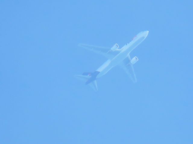 BOEING 767-300 (N125FE)