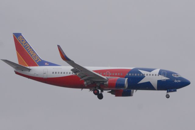 BOEING 737-300 (N352SW) - Southwest 729 arriving from LAS on 4L at LIT.