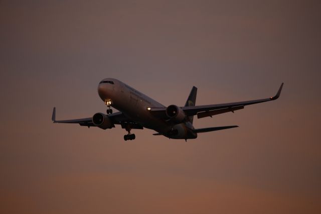 BOEING 767-300 (N329UP)