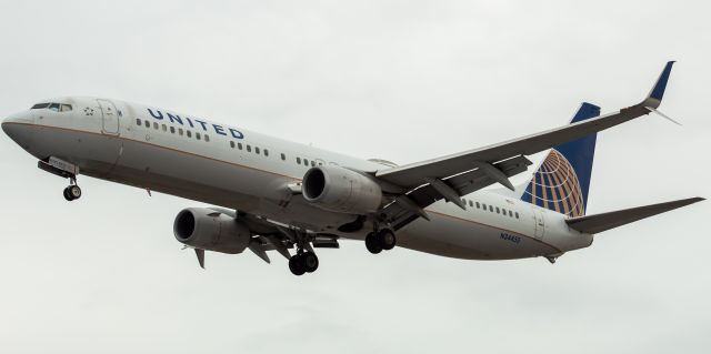 Boeing 737-900 (N34455) - United Airlines Boeing 737-924ER arriving from San Juan, Puerto Rico landing on runway 29 at Newark on 8/8/21.