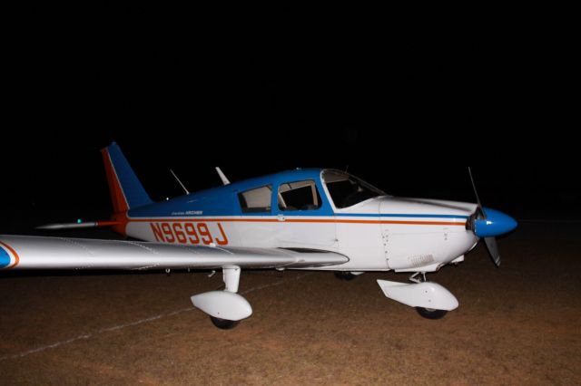 Piper Cherokee (N9699J)