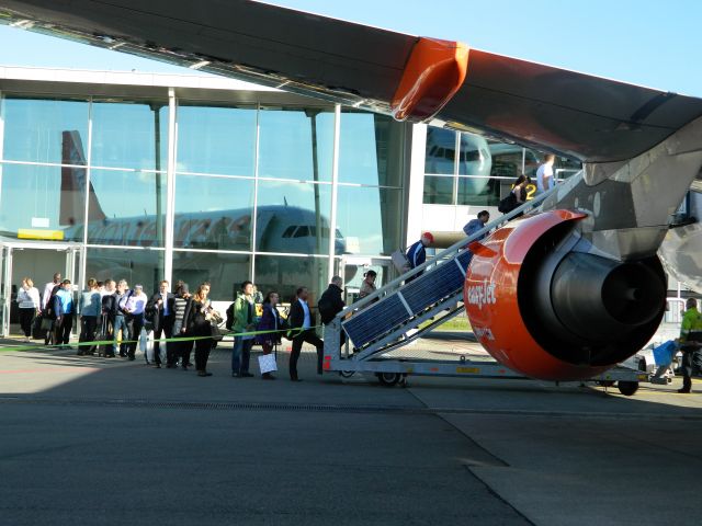 Airbus A319 (G-EZAA)