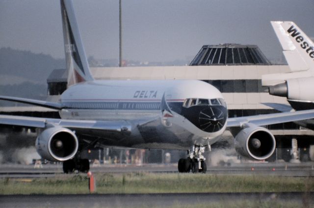 BOEING 767-200 (N109DA)