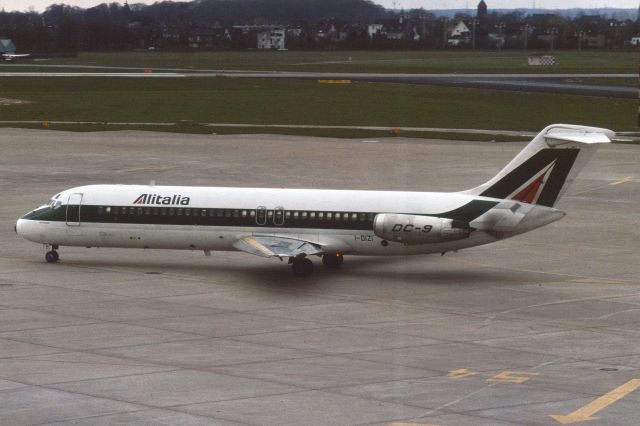 McDonnell Douglas DC-9-30 (I-DIZI) - 1975 at Düsseldorf (EDDL)