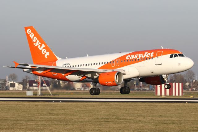 Airbus A319 (G-EZDJ)