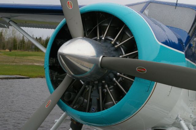 — — - J'étais à la rivière Piché près de Val-d'Or, Québec Canada. Cet avion était amarré à un quai.