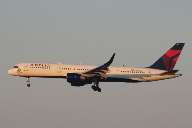 Boeing 757-200 (N709TW) - St. Louis Rams cs 