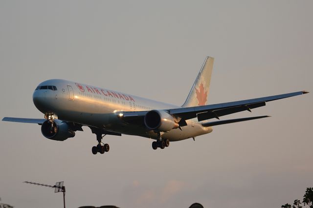 BOEING 767-300 (C-GSCA) - on final for 09L