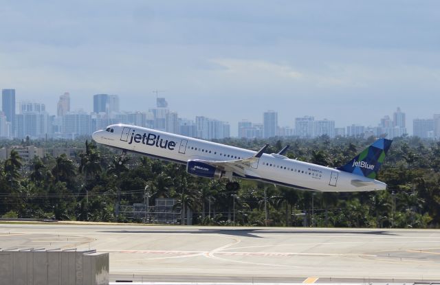 Airbus A321 (N997JL) - JetBlue Airways (B6) N997JL A321-231 [cn8473]br /Fort Lauderdale (FLL). JetBlue Airways flight B6502 running 2 hours late finally departs away from runway 10R to New York Kennedy (JFK). The aircraft is wearing JetBlue's Prism tail design.br /Taken from Hibiscus/Terminal 1 car park roof level br /br /2018 12 25br /https://alphayankee.smugmug.com/Airlines-and-Airliners-Portfolio/Airlines/AmericasAirlines/JetBlue-Airways-B6/