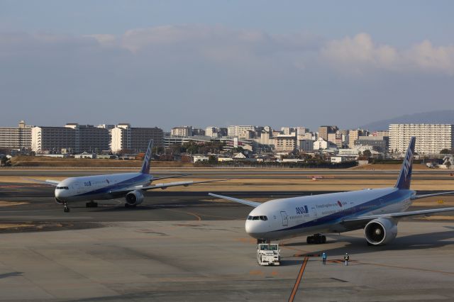 BOEING 777-300 (JA786A) - Japanese(Left side)and English(Roght side)